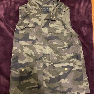 Camo utility vest -NWOT